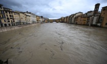 Maltempo, la grande paura. Allerta rossa fino a domani. A Sesto Fiorentino esonda il Rimaggio. Problemi anche nel Mugello. L'Arno, osservato speciale