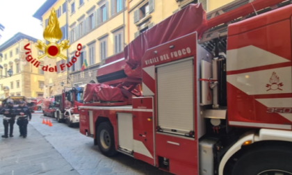 Firenze, fiamme in un appartamento del centro: vigili del fuoco in azione