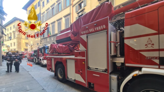 Firenze, fiamme in un appartamento del centro: vigili del fuoco in azione