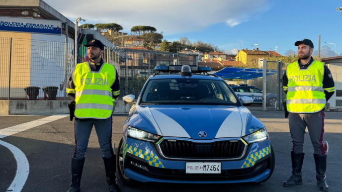 Anziano vagava disorientato per l’autostrada A11, salvato dalla Polizia