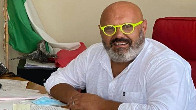 Cecina, scivola in mare e rischia di annegare: paura per l’ex sindaco Lippi
