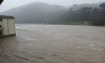 Maltempo, allerta arancione. Smottamenti e strade chiuse, Arno osservato speciale