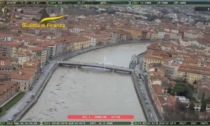 Pisa, montati i panconcelli sull'Arno. Chiusi i ponti, tranne quello delle Bocchette