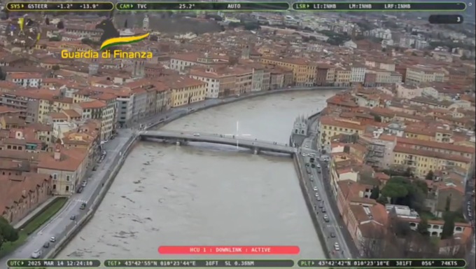 Pisa, montati i panconcelli sull’Arno. Chiusi i ponti, tranne quello delle Bocchette