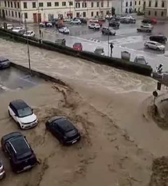 Maltempo, l’Arno a rischio a Firenze. Prato e Campi chiudono fabbriche e negozi