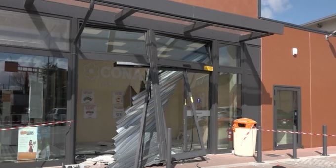 Ladri sfondano vetrina del supermercato