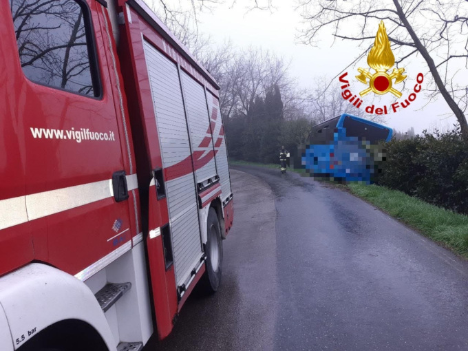Bus finisce fuori strada, in salvo conducente e 4 ragazzi