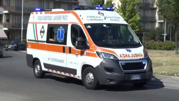 Fanno irruzione in un locale di Prato e picchiano una coppia: l’uomo è gravissimo