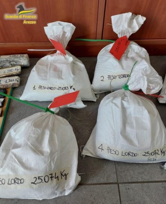 Arezzo, fermato con 410 kg di argento e mezzo chilo d’oro non tracciati