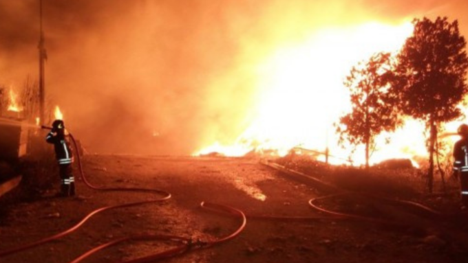 Prato, brucia una discarica abusiva a Montemurlo