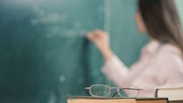 Niente permesso per l’allattamento ma va comunque a insegnare: sanzionata