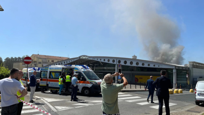 Firenze, incendio al centro commerciale Esselunga: “Riapertura il 9 aprile”