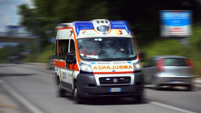 Marito e moglie in vacanza travolti da un’auto, la donna è grave