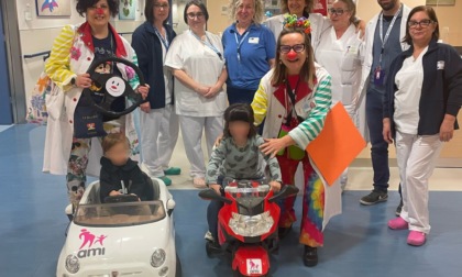 Bambini in ‘viaggio’ verso la sala operatoria in microcar e moto