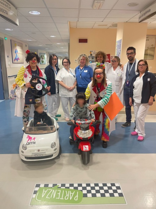 Bambini in ‘viaggio’ verso la sala operatoria in microcar e moto