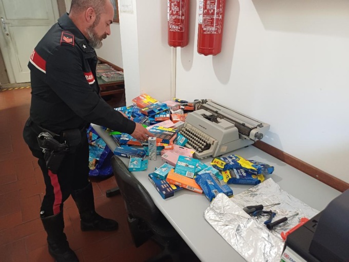 Furto in supermercato, due arresti