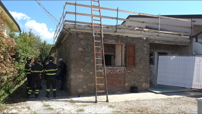 Crolla un solaio, tre operai feriti