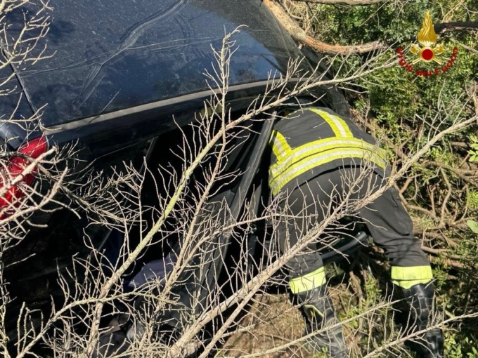 Grosseto, si schianta contro un albero: ferito il conducente dell’auto
