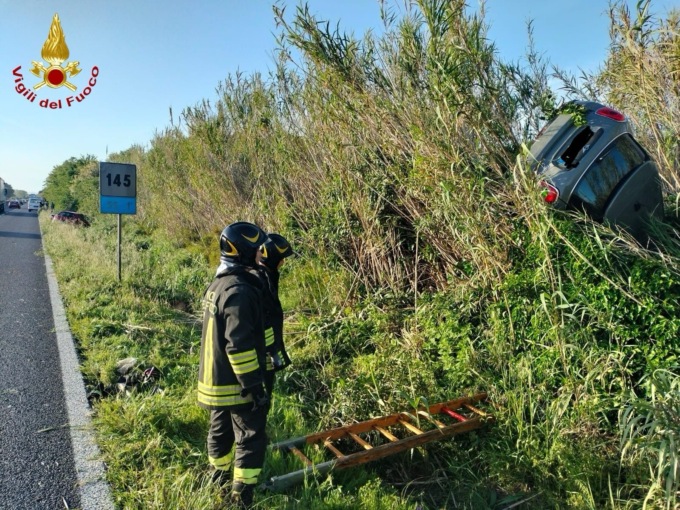 Orbetello (Grosseto), auto finisce in un canneto dopo lo scontro con un’altra macchina