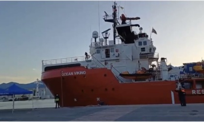 Ocean Viking, sbarcati 126 migranti a Marina di Carrara
