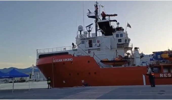 Ocean Viking, sbarcati 126 migranti a Marina di Carrara