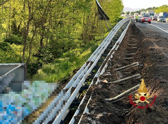 Camion carico di farina esce di strada sulla A1: intervento dei vigili del fuoco a Figline Valdarno