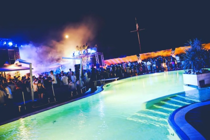 Risse (con feriti) e violenze: chiuso il Seven Apples di Marina di Pietrasanta