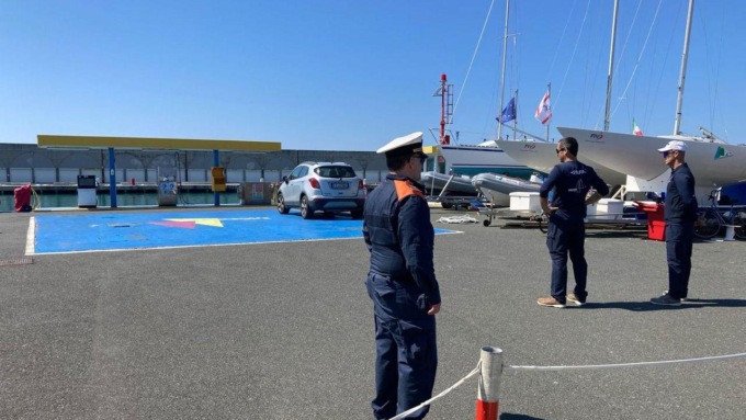 Rosignano, cadavere in acqua al porto