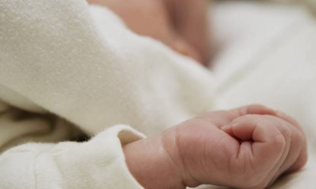 Parto precipitoso nella notte: bimba nasce in casa, mamma e figlia stanno bene