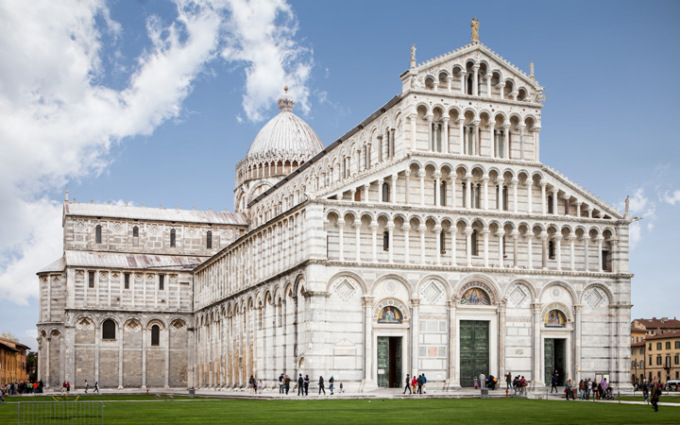 Duomo di Pisa, due uomini incappucciati si arrampicano di notte per esporre uno striscione