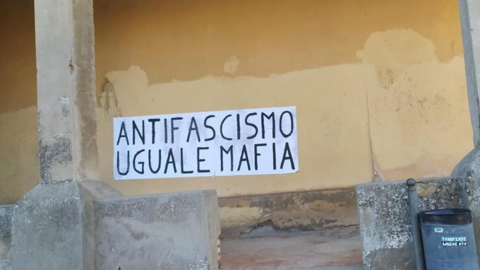 Rimosse scritte contro antifascismo