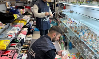 Lucca, sequestrati oltre 3.400 souvenir irregolari in un negozio del centro