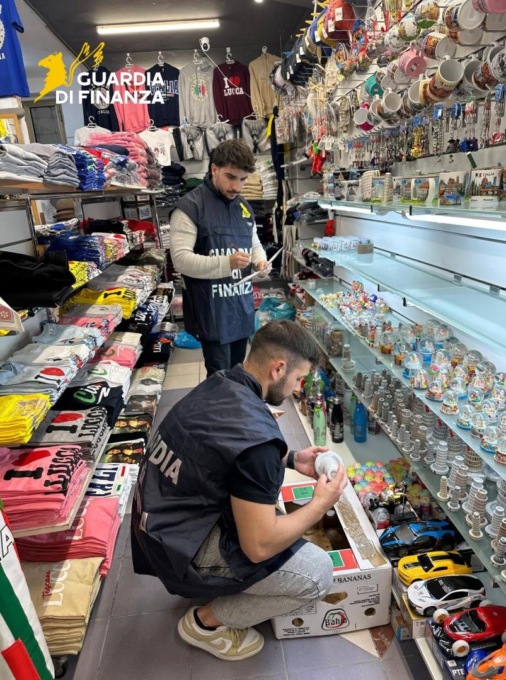 Lucca, sequestrati oltre 3.400 souvenir irregolari in un negozio del centro