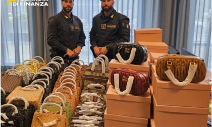 Pisa, sequestrati oltre 55mila articoli contraffatti: denunciati due uomini