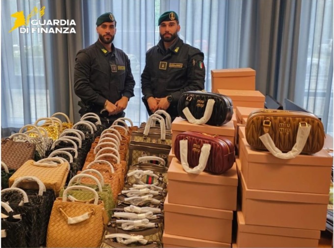 Pisa, sequestrati oltre 55mila articoli contraffatti: denunciati due uomini