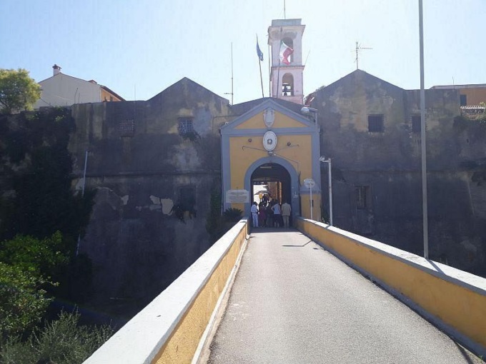 Carcere di Porto Azzurro, agente si suicida