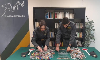 Pistoia, sequestrati quasi 900 oggetti tra bracciali e decorazioni