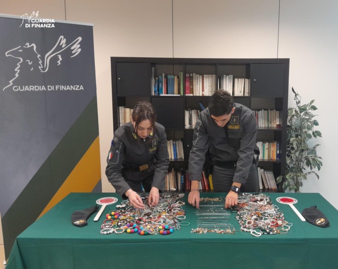Pistoia, sequestrati quasi 900 oggetti tra bracciali e decorazioni