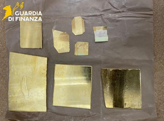 Maxi sequestro di oro e contanti ad Arezzo, quattro denunciati per ricettazione