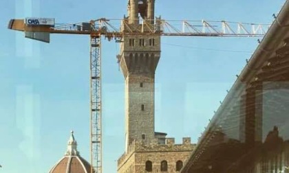 Firenze, la gru degli Uffizi sarà smontata. Dopo 20 anni