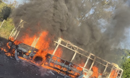 Autobus in fiamme sull’Aurelia: traffico in tilt per ore