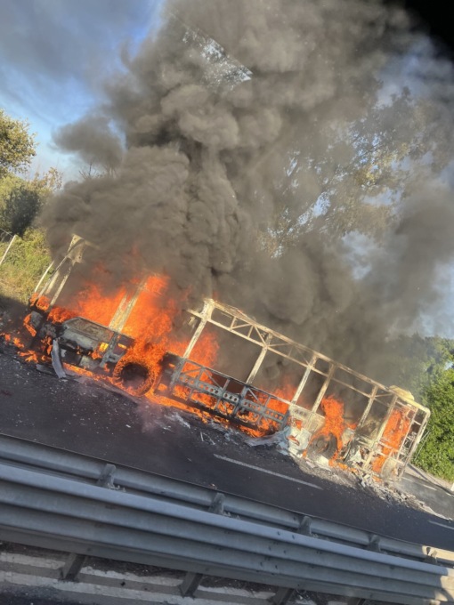 Autobus in fiamme sull’Aurelia: traffico in tilt per ore