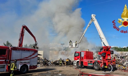 Colle Val d'Elsa, maxi incendio al centro raccolta rifiuti: fumo visibile a notevole distanza