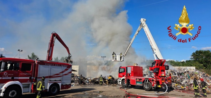 Colle Val d’Elsa, maxi incendio al centro raccolta rifiuti: fumo visibile a notevole distanza