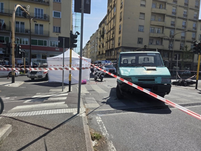 Scontro scooter-autocarro, muore un 61enne