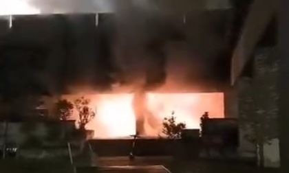 Incendio doloso a Prato: fiamme nella notte vicino al Museo Pecci