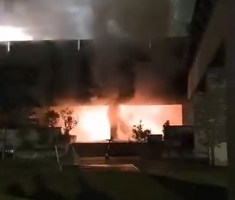 Incendio doloso a Prato: fiamme nella notte vicino al Museo Pecci