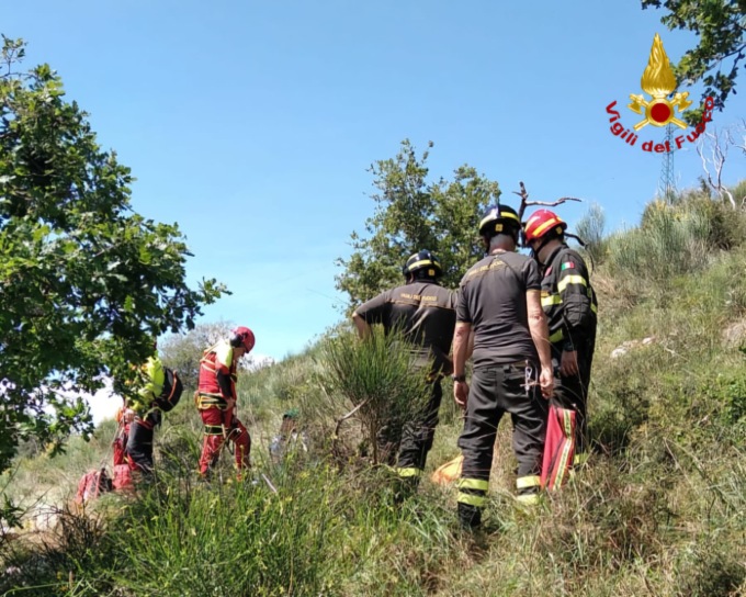 Si ferisce cadendo a Poggio Castiglioni, soccorso dai vigili del fuoco