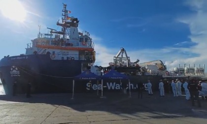 Sea watch approda a Marina di Carrara con 190 migranti
