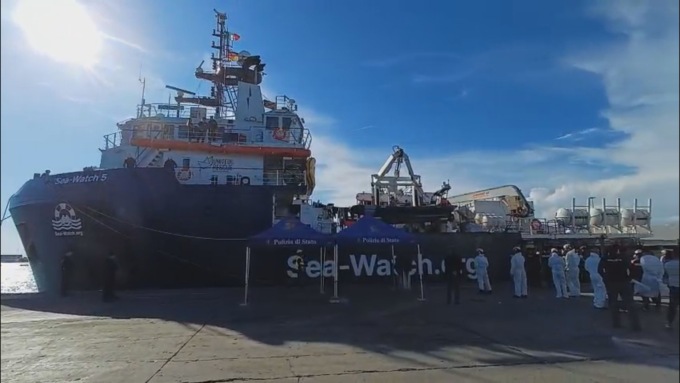 Sea watch approda a Marina di Carrara con 190 migranti